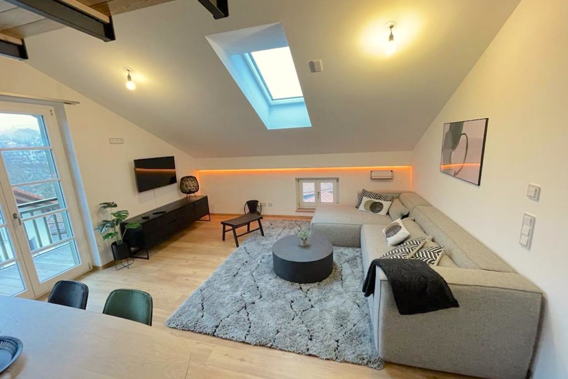 Helle Premium-Dachwohnung mit gemütlichem Design in Gmund, Tegernsee. Ideal für einen entspannten Urlaub.