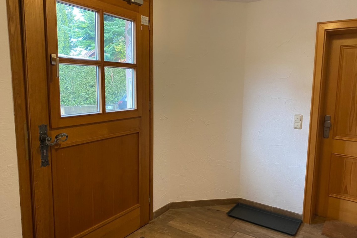 Gemütliches Eingangsbereich in Bad Wiesseer Ferienwohnung, naturnah und entspannend.