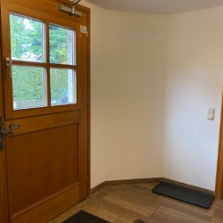 Gemütliches Eingangsbereich in Bad Wiesseer Ferienwohnung, naturnah und entspannend.