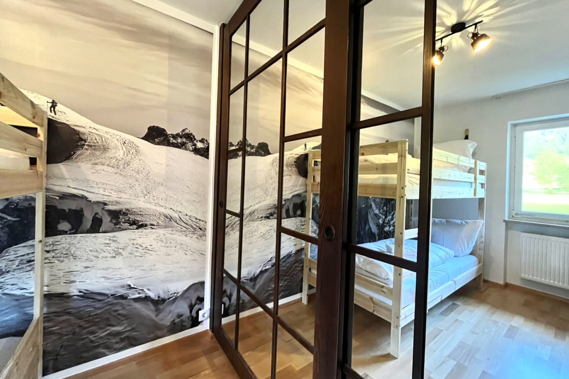Gemütliches Zimmer in Bayrischzell, Etagenbetten, Alpen-Stil, ideal für Ski- & Wanderausflüge. Buchen Sie Ihren Bergurlaub bei stayFritz.