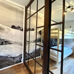 Gemütliches Zimmer in Bayrischzell, Etagenbetten, Alpen-Stil, ideal für Ski- & Wanderausflüge. Buchen Sie Ihren Bergurlaub bei stayFritz.