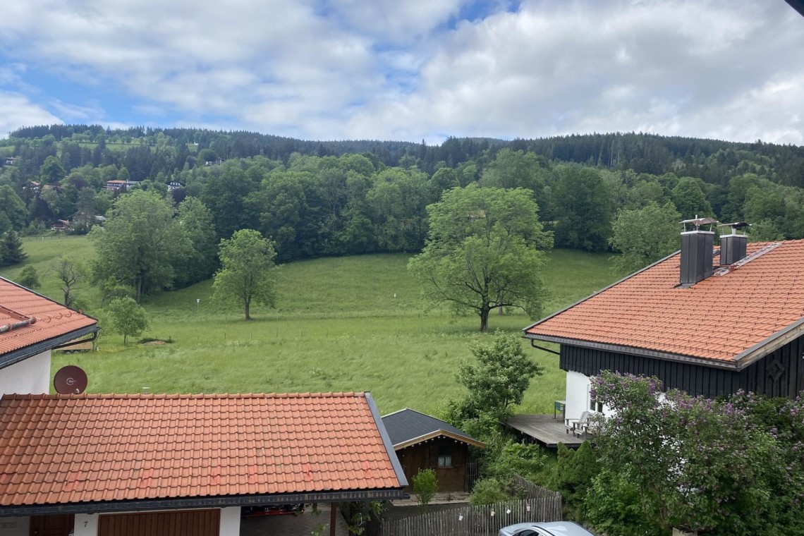Aussicht auf grüne Landschaft und Hügel in Schliersee von Ferienwohnung, ideal für Erholung.