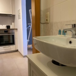 Gemütliche Ferienwohnung in Bad Wiessee, ideal für Paare, mit moderner Küche und stilvollem Bad.