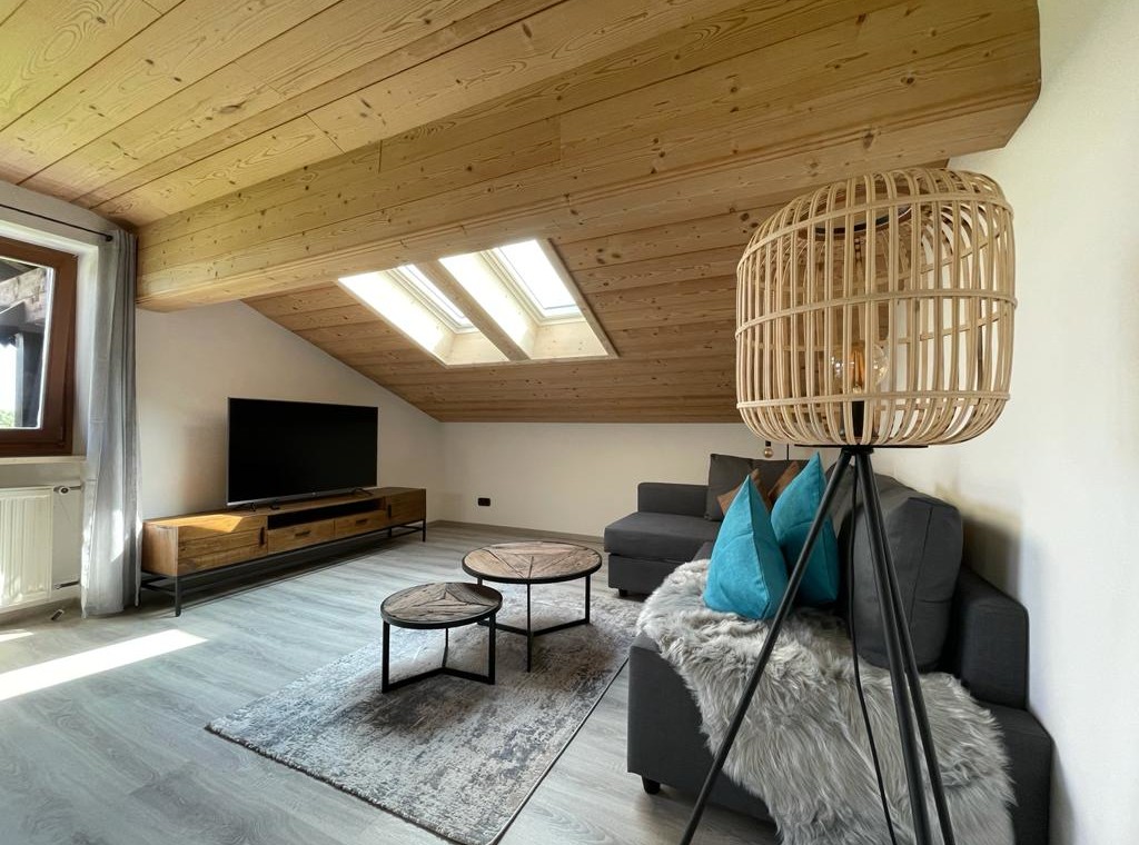 Gemütliches Penthouse in Bad Wiessee mit stilvoller Einrichtung und modernem Ambiente für entspannten Urlaub.