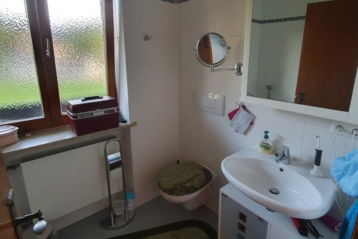 Helles, sauberes Badezimmer, modern eingerichtet, in Ferienwohnung am Schliersee.
