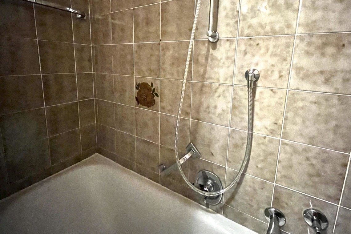 Gemütliches Badezimmer in Schlierseer Ferienwohnung mit Dusche/Badewanne-Kombination, ideal für Entspannung.