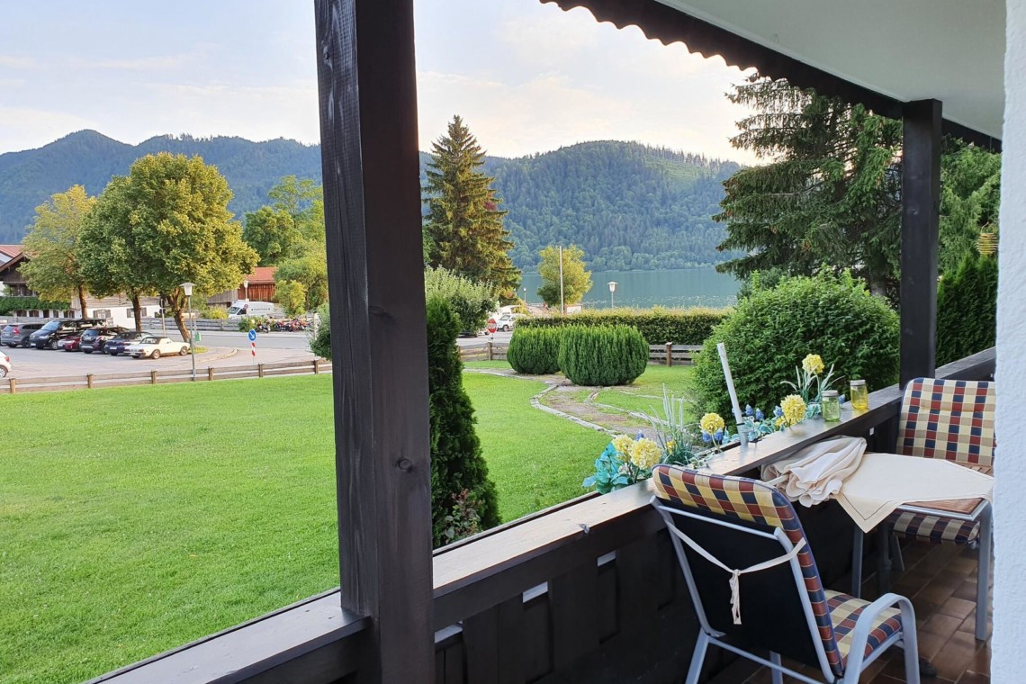 Gemütliche Terrasse mit Seeblick in Schliersee, ideal für einen erholsamen Urlaub.