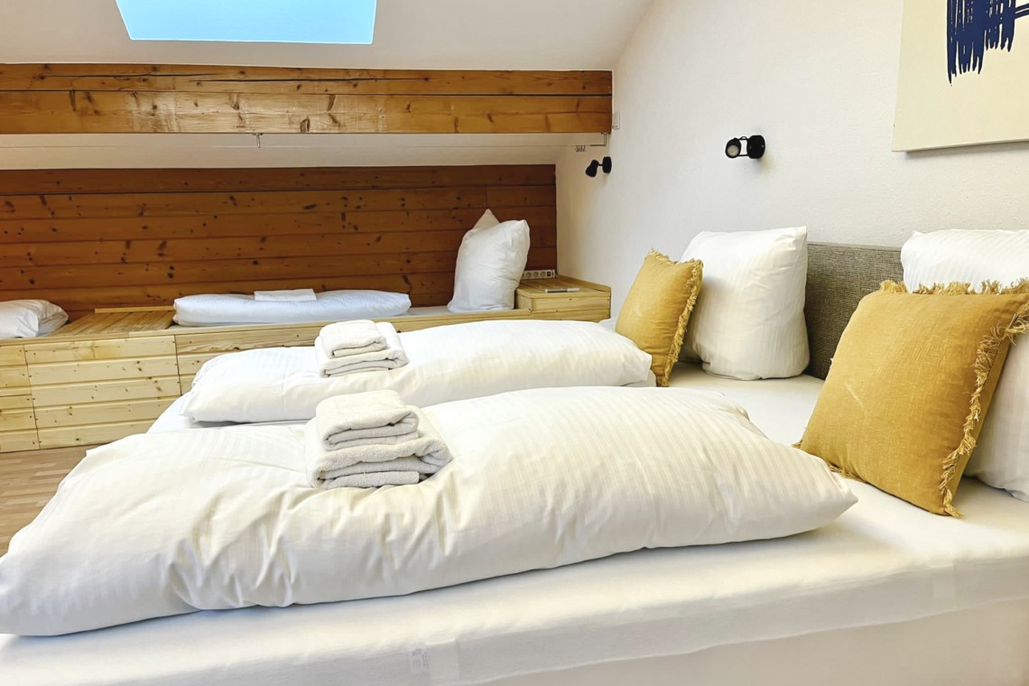 Gemütliches Schlafzimmer in Bayrischzell Ferienwohnung "Steinbock". Ideal für Erholung. Buchen Sie jetzt bei stayFritz!