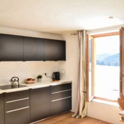 Gemütliche Küche in Ferienwohnung mit Blick auf Alpen in Schliersee-Spitzingsee. Ideal für entspannten Urlaub.