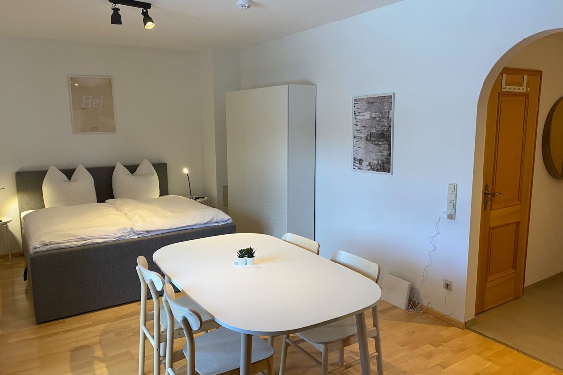 Gemütliche Ferienwohnung für zwei in Bad Wiessee am See, ideal für Paare, mit moderner Einrichtung und Wohlfühlambiente.
