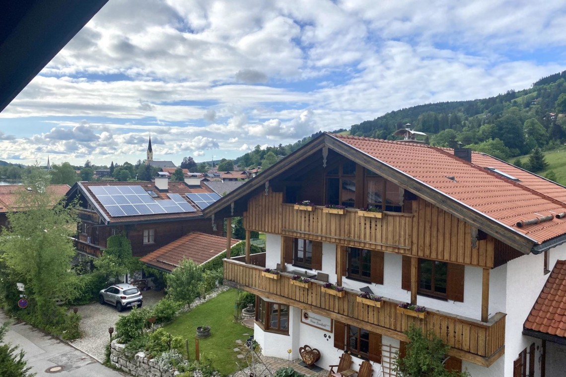Idyllische Ferienwohnung im alpinen Stil mit Panoramablick in Schliersee. Ideal für Erholungssuchende.