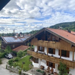 Idyllische Ferienwohnung im alpinen Stil mit Panoramablick in Schliersee. Ideal für Erholungssuchende.