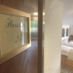 Gemütliche Ferienwohnung "Hausham" in Schliersee, elegantes Zimmerambiente, ideal für Erholung & Urlaub. #Schliersee #Ferienwohnung