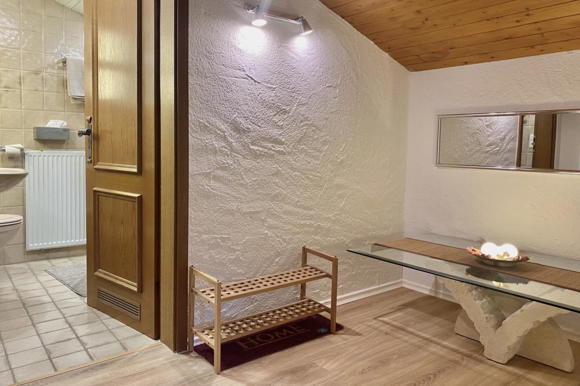Gemütliches Zimmer in Schliersee Ferienwohnung mit Holzakzenten und einladendem Ambiente.