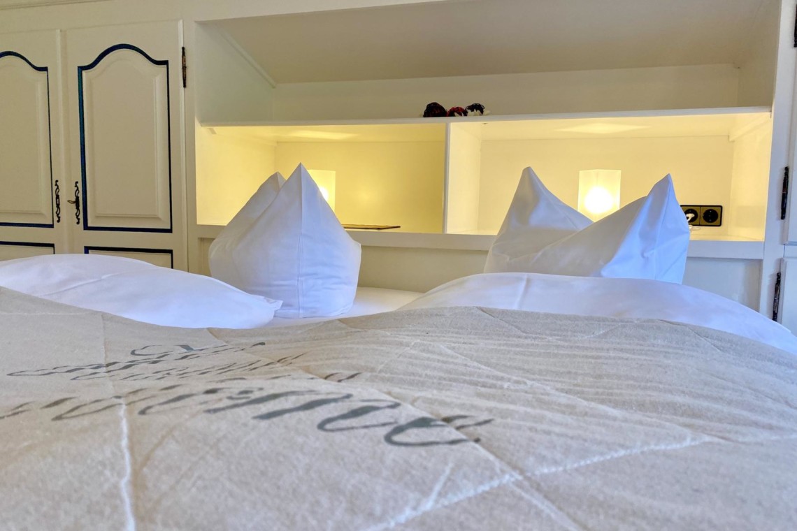 Gemütliche Ferienwohnung in Schliersee: Sauberes Schlafzimmer mit komfortablen Betten für erholsamen Schlaf.