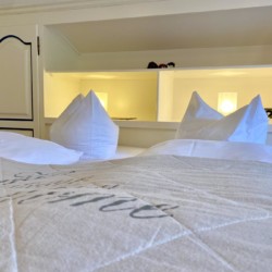 Gemütliche Ferienwohnung in Schliersee: Sauberes Schlafzimmer mit komfortablen Betten für erholsamen Schlaf.