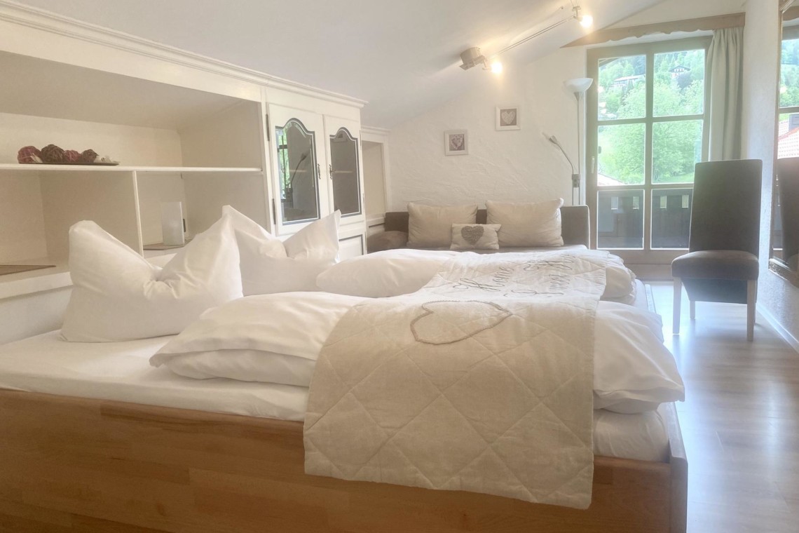 Gemütliches Schlafzimmer in "Das Maximilian Hausham", Schliersee – ideal für Ihren Urlaub. Buchen Sie bei stayFritz.