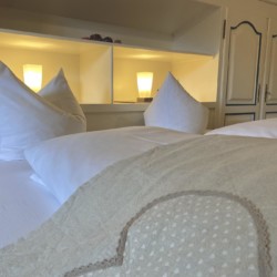 Gemütliches Schlafzimmer in "Das Maximilian Wellness" Apartment in Schliersee, bietet Komfort und Erholung.