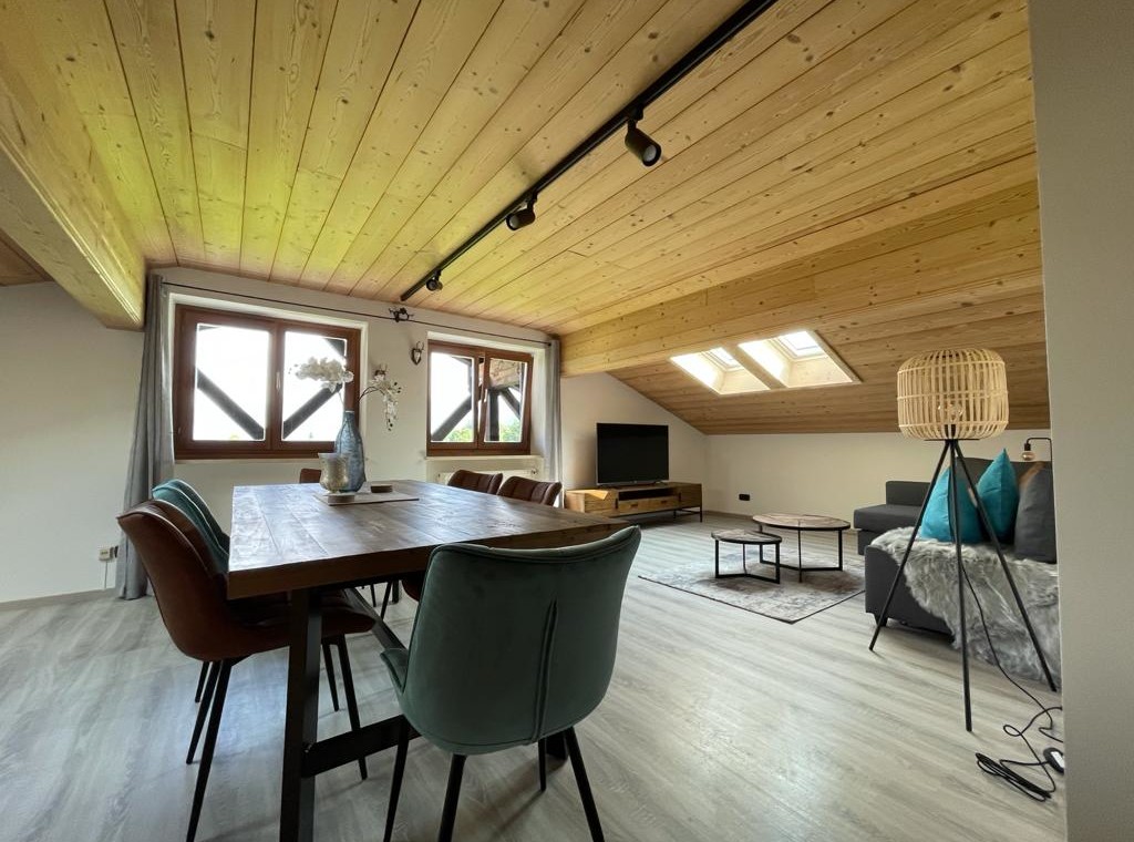 Modernes Penthouse in Bad Wiessee mit Holzdecke, stilvoller Einrichtung und gemütlichem Ambiente für Urlaub im Tegernseer Tal.