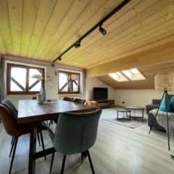 Modernes Penthouse in Bad Wiessee mit Holzdecke, stilvoller Einrichtung und gemütlichem Ambiente für Urlaub im Tegernseer Tal.