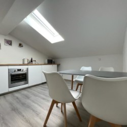 Helles, modernes Penthouse in Bad Wiessee mit eleganter Küche und gemütlicher Essecke. Ideal für Urlaub am Tegernsee.