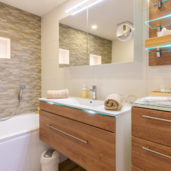 Modernes Bad in Schliersee Ferienwohnung mit Steinfliesen und edlem Design. Ideal für entspannenden Urlaub.