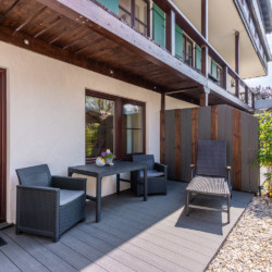 Gemütliche Terrasse einer Ferienwohnung in Schliersee, ideal für entspannte Momente im Freien.