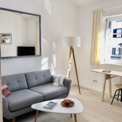 Helles Studio mit gemütlicher Couch & moderner Einrichtung in Gmund, Tegernsee. Ideal für entspannte Tage. #FerienwohnungGmund