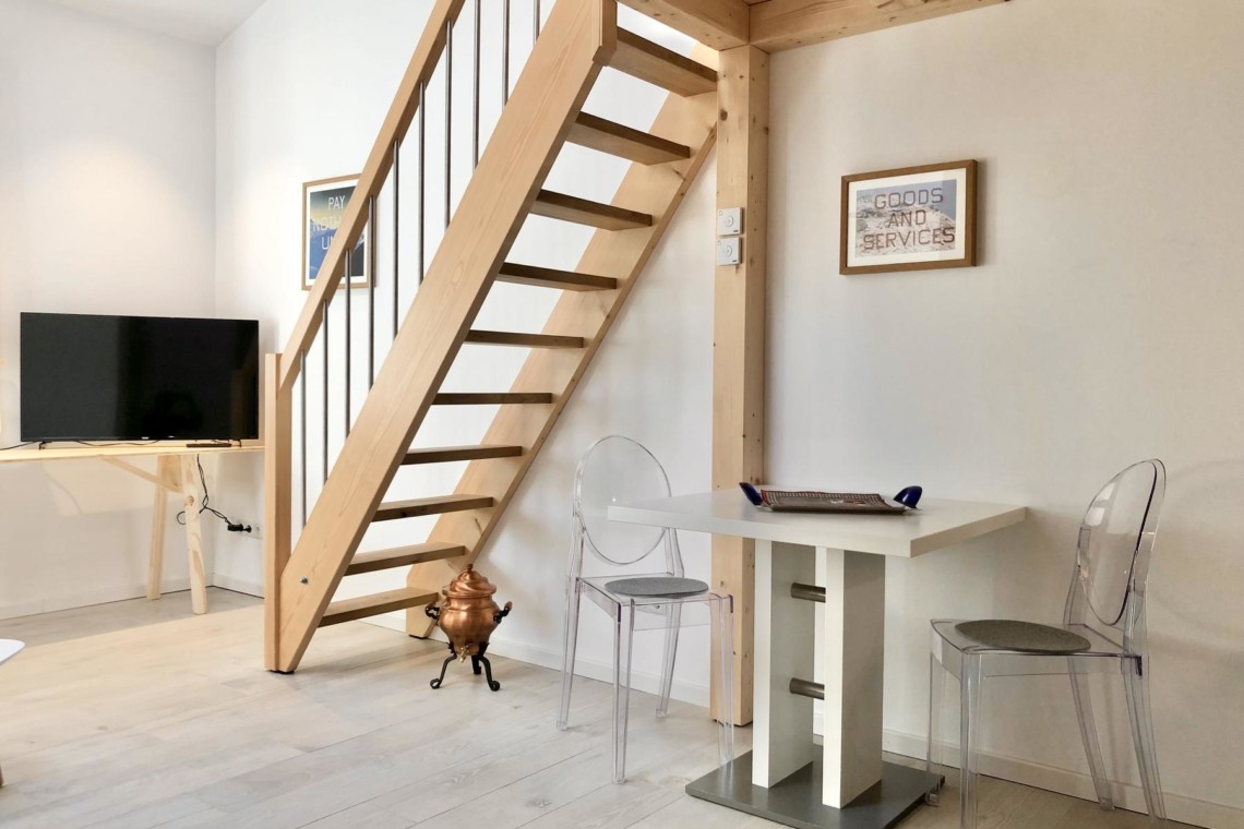 Helles Studio-Apartment "Gmund1" in Gmund am Tegernsee mit modernem Interieur und Holztreppe. Ideal für Ihre Auszeit.