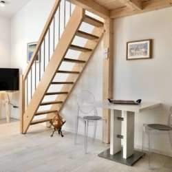 Helles Studio-Apartment "Gmund1" in Gmund am Tegernsee mit modernem Interieur und Holztreppe. Ideal für Ihre Auszeit.