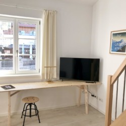 Modernes Studio Apartment "Gmund1" in Gmund am Tegernsee – ideal für Ferienaufenthalte, mit TV und hellem Interieur.