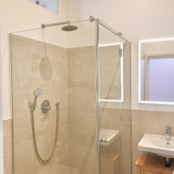 Helles modernes Badezimmer in Ferienwohnung Gmund am Tegernsee, ideal für entspannten Urlaub.