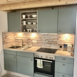 Gemütliches Studio-Apartment in Gmund am Tegernsee mit modern eingerichteter Küche und charmantem Holzdesign. Ideal für Urlaub.
