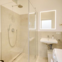 Modernes, helles Bad im Studio Apartment "Gmund1" in Gmund am Tegernsee. Ideal für den erholsamen Urlaub. Buchen Sie jetzt auf stayfritz.com!