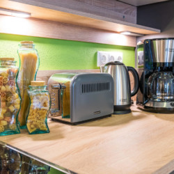 Gemütliche Küchenecke in einer Ferienwohnung in Schliersee mit modernen Geräten.