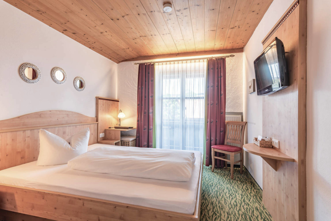 Gemütliches Zimmer im "Alpenflair" mit Holzvertäfelung und Balkon in Schliersee – ideal für einen Urlaub in den Bergen!