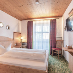 Gemütliches Zimmer im "Alpenflair" mit Holzvertäfelung und Balkon in Schliersee – ideal für einen Urlaub in den Bergen!