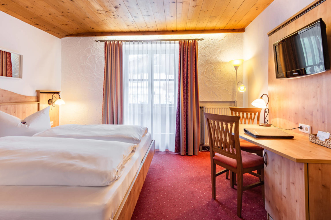 Gemütliche Ferienwohnung in Schliersee, holzverkleidete Zimmer mit Komfortbetten, ideal für Ihren Urlaub am See.