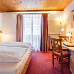 Gemütliche Ferienwohnung in Schliersee, holzverkleidete Zimmer mit Komfortbetten, ideal für Ihren Urlaub am See.