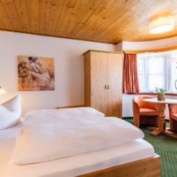 Gemütliches Zimmer im Holzstil in Schliersee, ideal für eine romantische Auszeit.