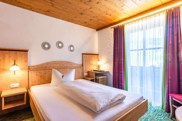 Gemütliches Ferienzimmer in Schliersee mit Holzeinrichtung und hellem Fensterblick. Ideal für erholsame Aufenthalte.