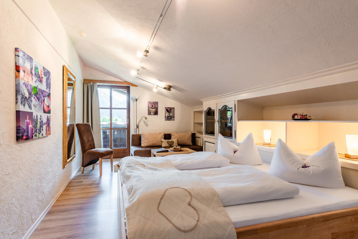 Gemütliche Ferienwohnung in Schliersee, stilvoll eingerichtet mit komfortablem Bett und Balkon. Ideal für Urlaub!