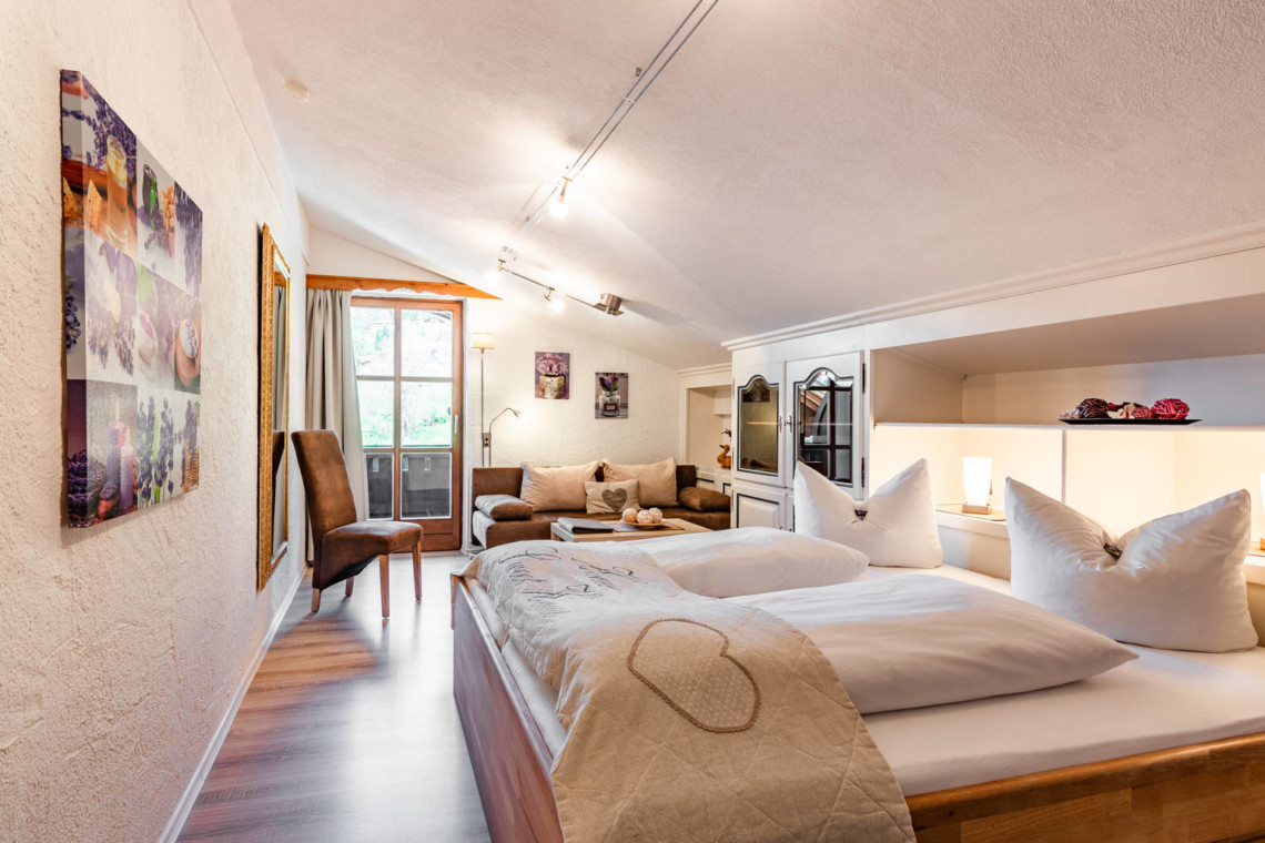 Gemütliches Apartment in Schliersee mit komfortablen Betten und einladendem Ambiente für einen entspannenden Urlaub. #FerienwohnungSchliersee