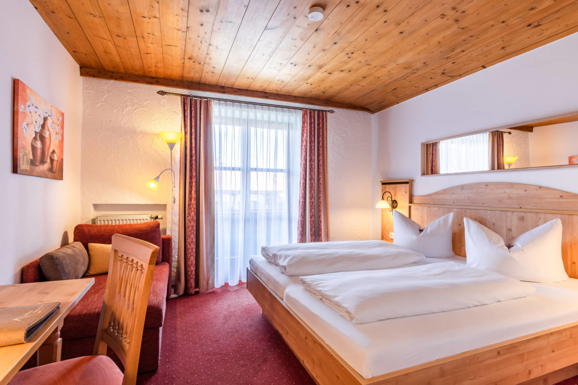 Gemütliche Ferienwohnung "Westerberg" in Schliersee. Warmes Ambiente mit Holzdecke, bequemes Bett & Sofa. Ideal für Erholung! #SchlierseeBooking