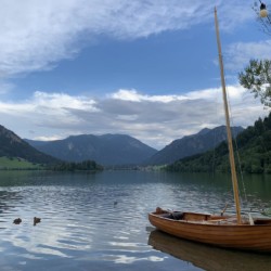 Idyllischer Schliersee-Blick mit Boot - perfekt für ruhige Ferienunterkunft.