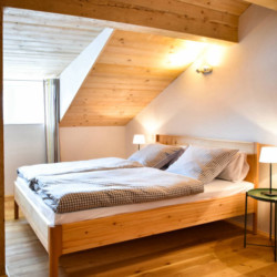Gemütliches Schlafzimmer in einer Ferienwohnung in Schliersee-Spitzingsee, ideal für einen erholsamen Urlaub.