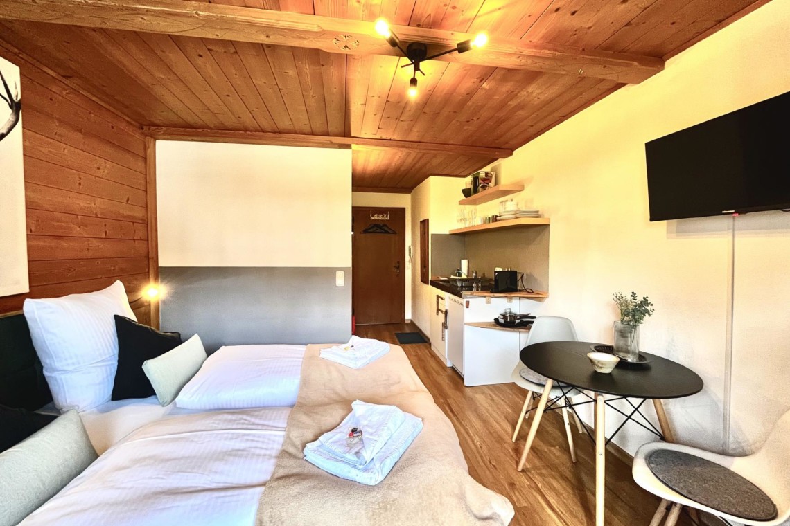 Gemütliches Apartment in Schliersee mit Holzdecke, moderner Küche und einladendem Interieur. Ideal für den Urlaub.