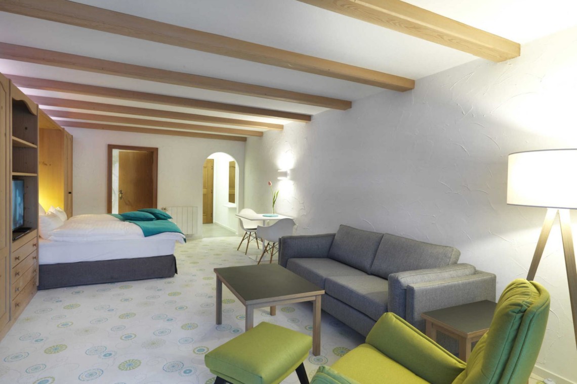 Gemütliche Ferienwohnung in Bad Wiessee mit Wohnbereich, Schlafplätzen und Balkon für eine entspannte Auszeit.