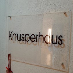 Gemütliches "Knusperhaus" Schild der Ferienwohnung in Warth am Arlberg.