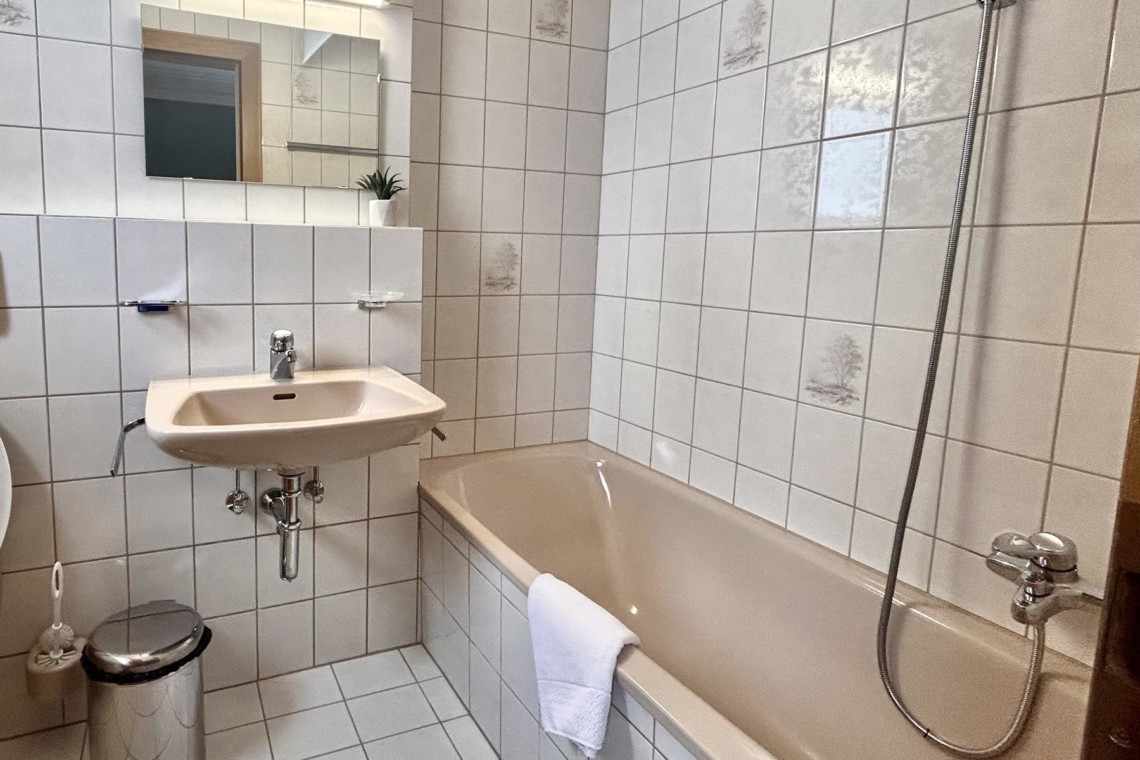 Gemütliches Badezimmer in Hillside One - Knusperhaus, ideal für Erholung nach Ski in Warth am Arlberg. Buchen auf stayFritz.com.
